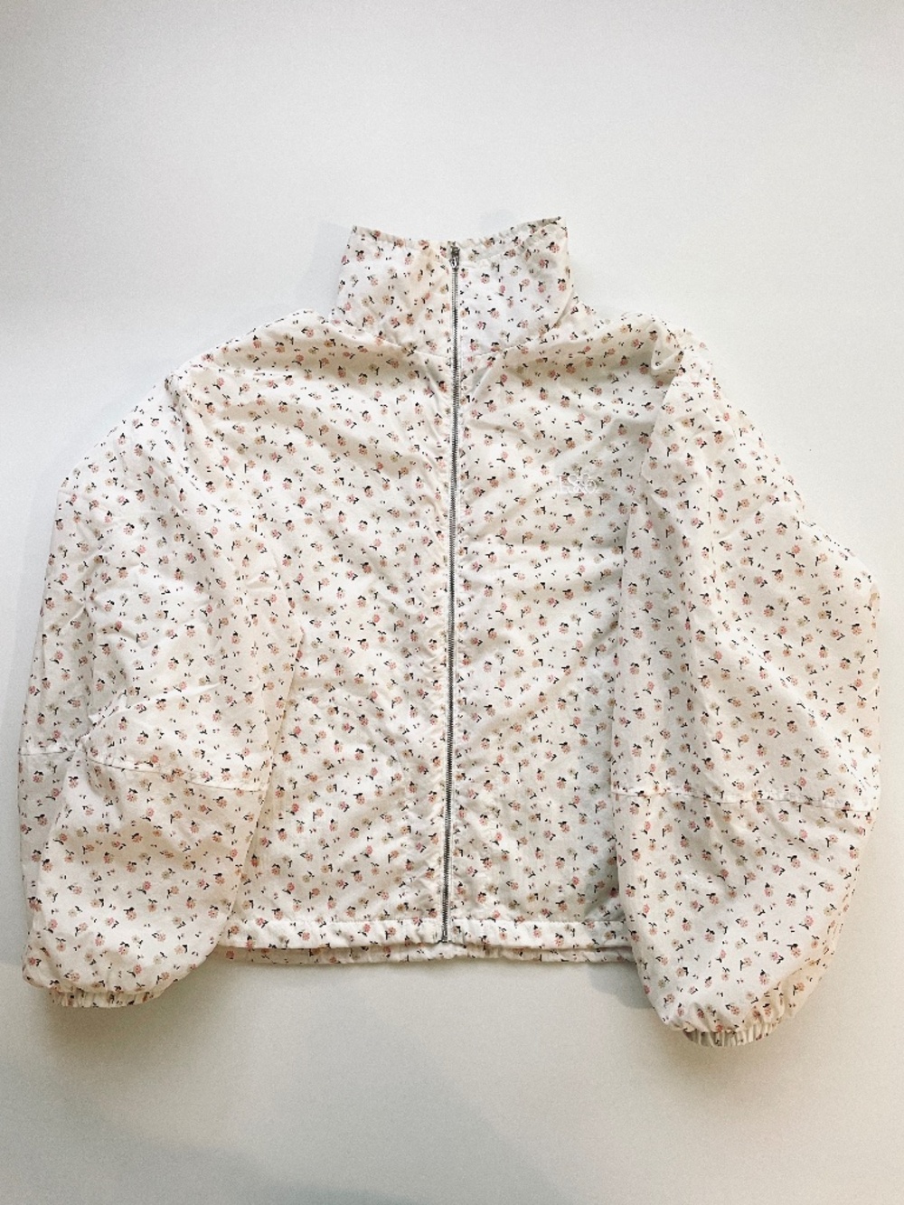 Levi’s lightweight dainty athleisure floral windbreaker jacket